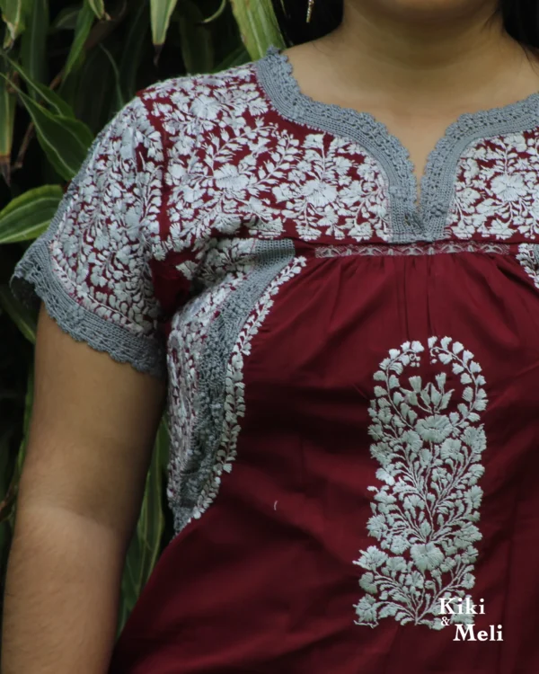 Vestido corto San Antonio vino con bordado plateado