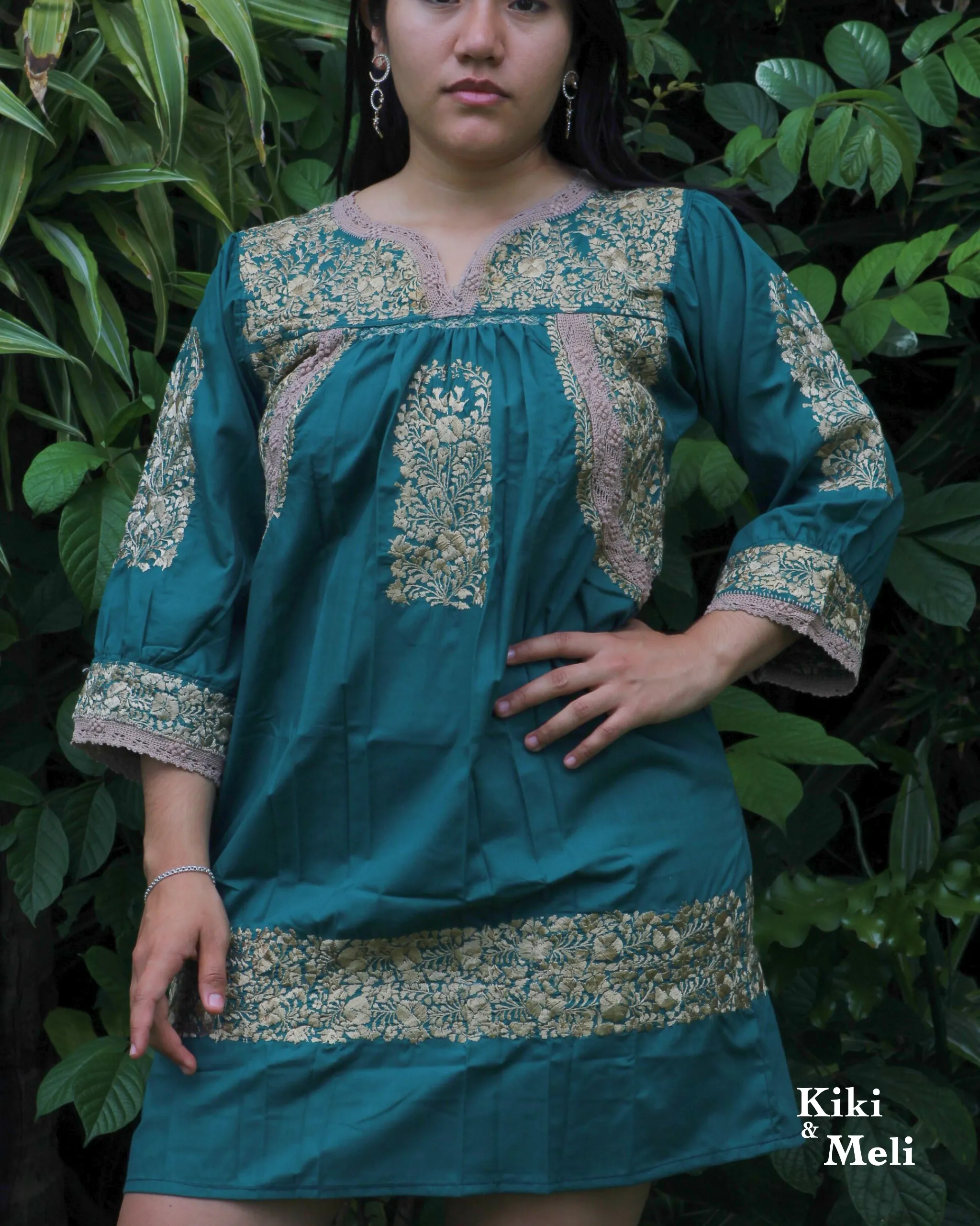 CC002-VESTIDO-BORDADO-SANANTONINO (1) Vestido corto San Antonino verde con bordado dorado