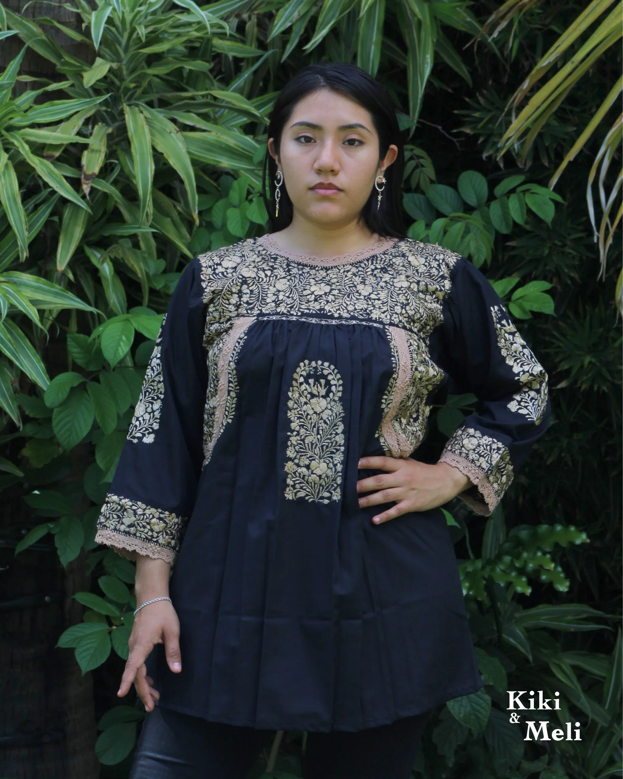 CC004-BLUSA-BORDADA-SANANTONINO (1) Blusa San Antonino negra manga larga con bordado dorado