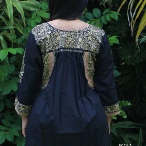 Blusa San Antonino negra manga larga con bordado dorado