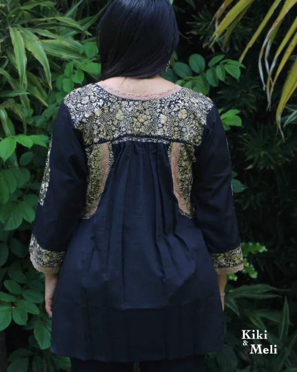 Blusa San Antonino negra manga larga con bordado dorado