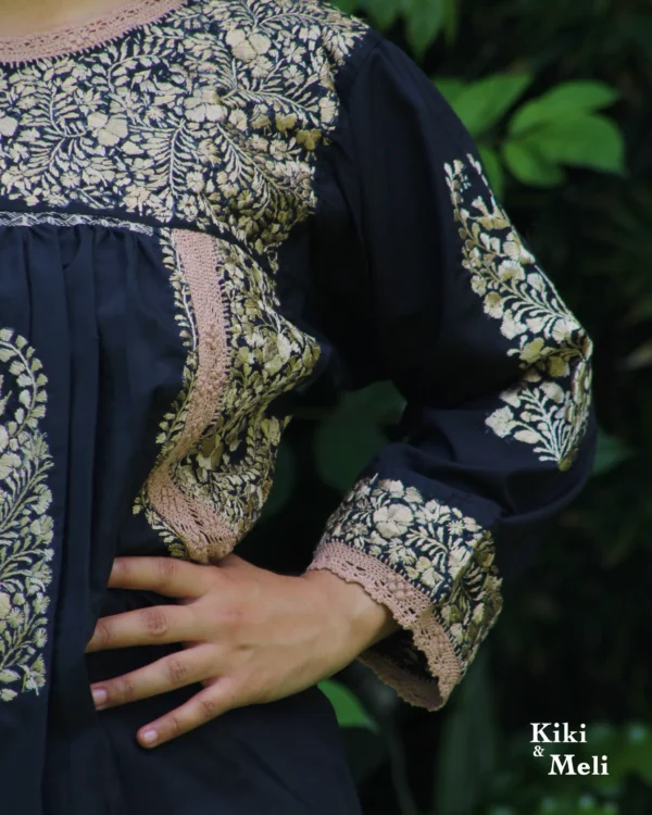 Blusa San Antonino negra manga larga con bordado dorado
