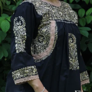 Blusa San Antonino negra manga larga con bordado dorado