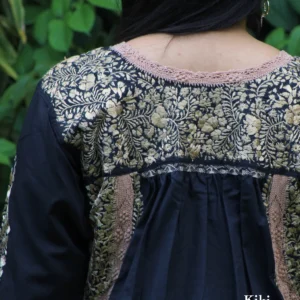 Blusa San Antonino negra manga larga con bordado dorado