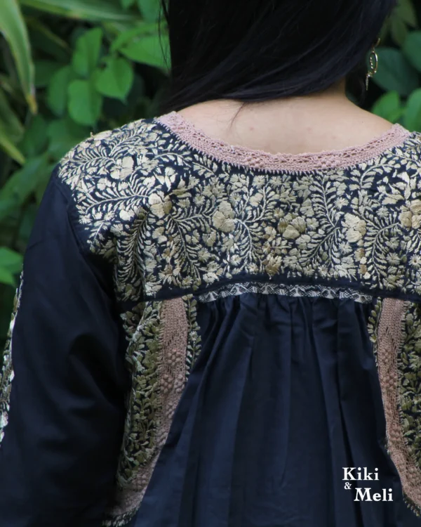 Blusa San Antonino negra manga larga con bordado dorado
