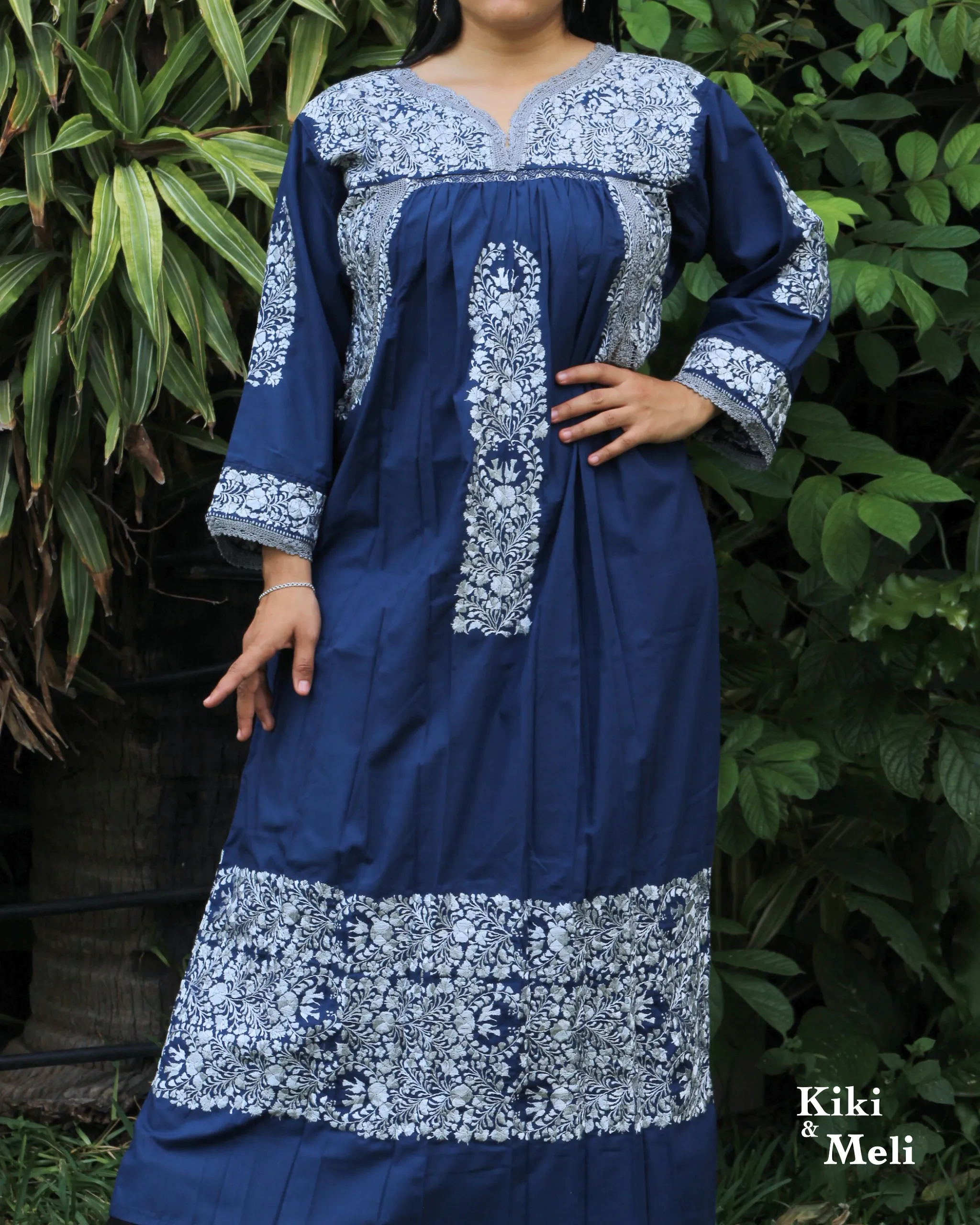 CC007-VESTIDO-BORDADO-SANANTONINO (1) Vestido largo San Antonino azul manga larga con bordado plateado