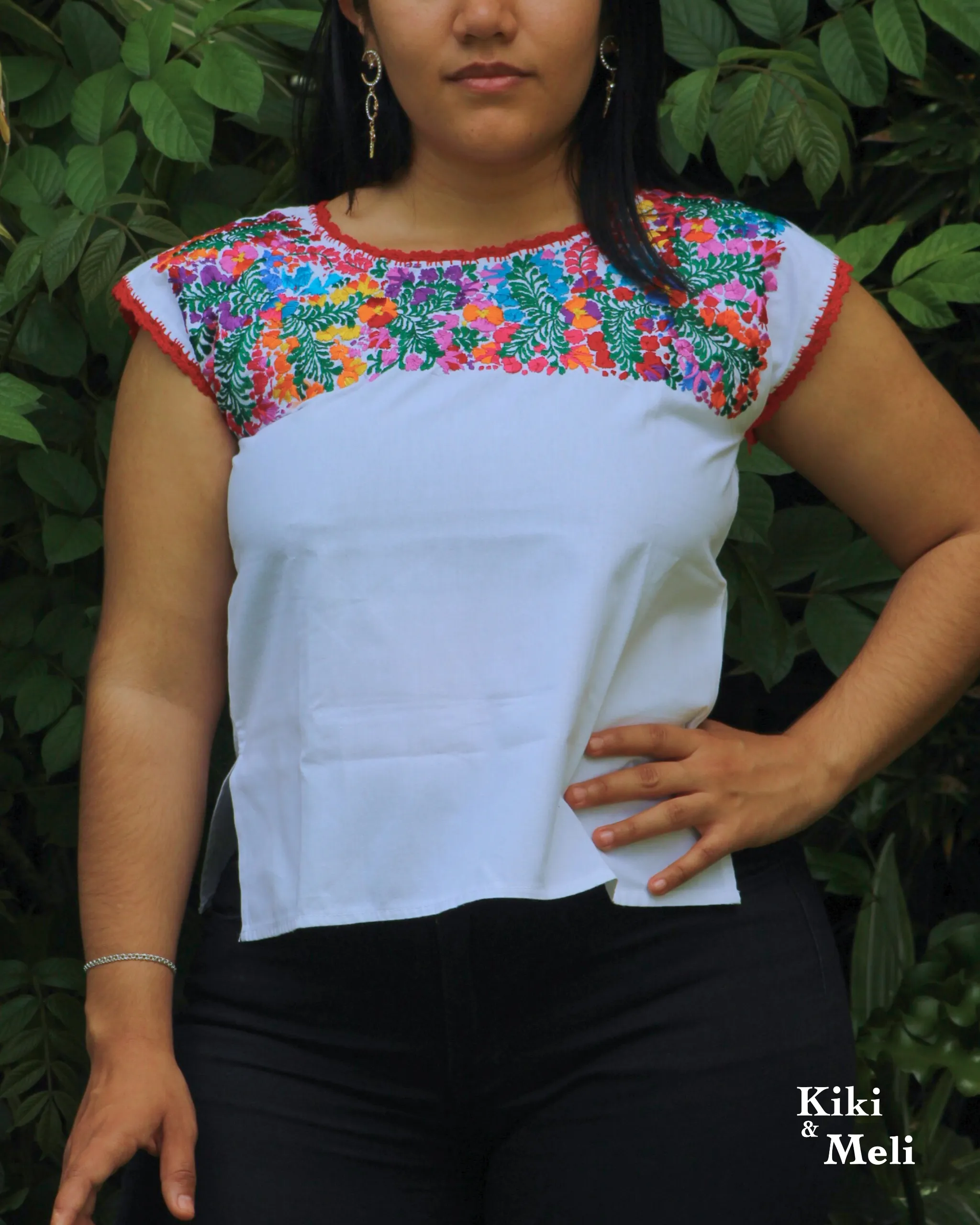 CC009-BLUSA-BORDADA-SANANTONINO (1) Blusa San Antonino blanca sin manga con bordado multicolor