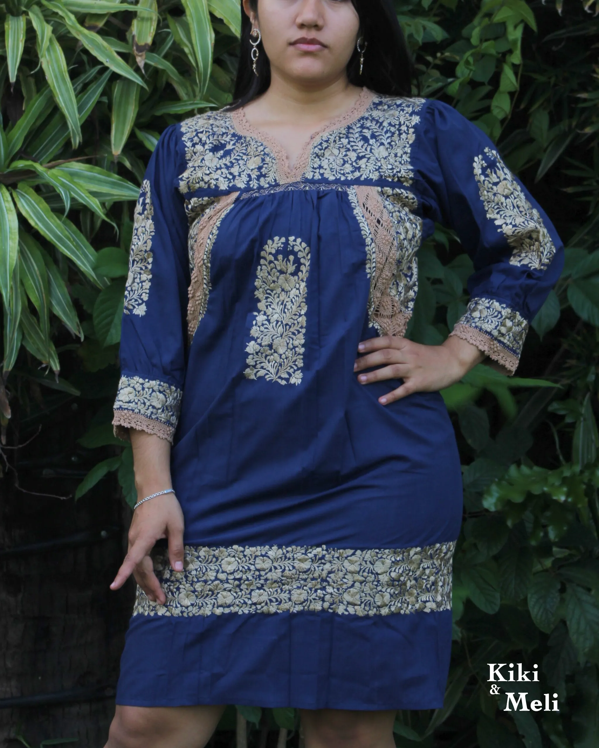 CC013-VESTIDO-BORDADO-SANANTONINO (1) Vestido San Antonino azul con bordado dorado