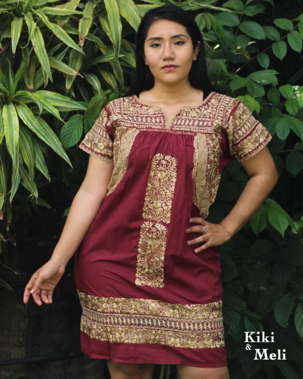 Vestido San Antonino vino con bordado doradodeshilado