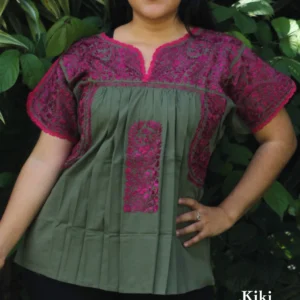 Blusa bordada San Antonino verde olivo con bordado magenta