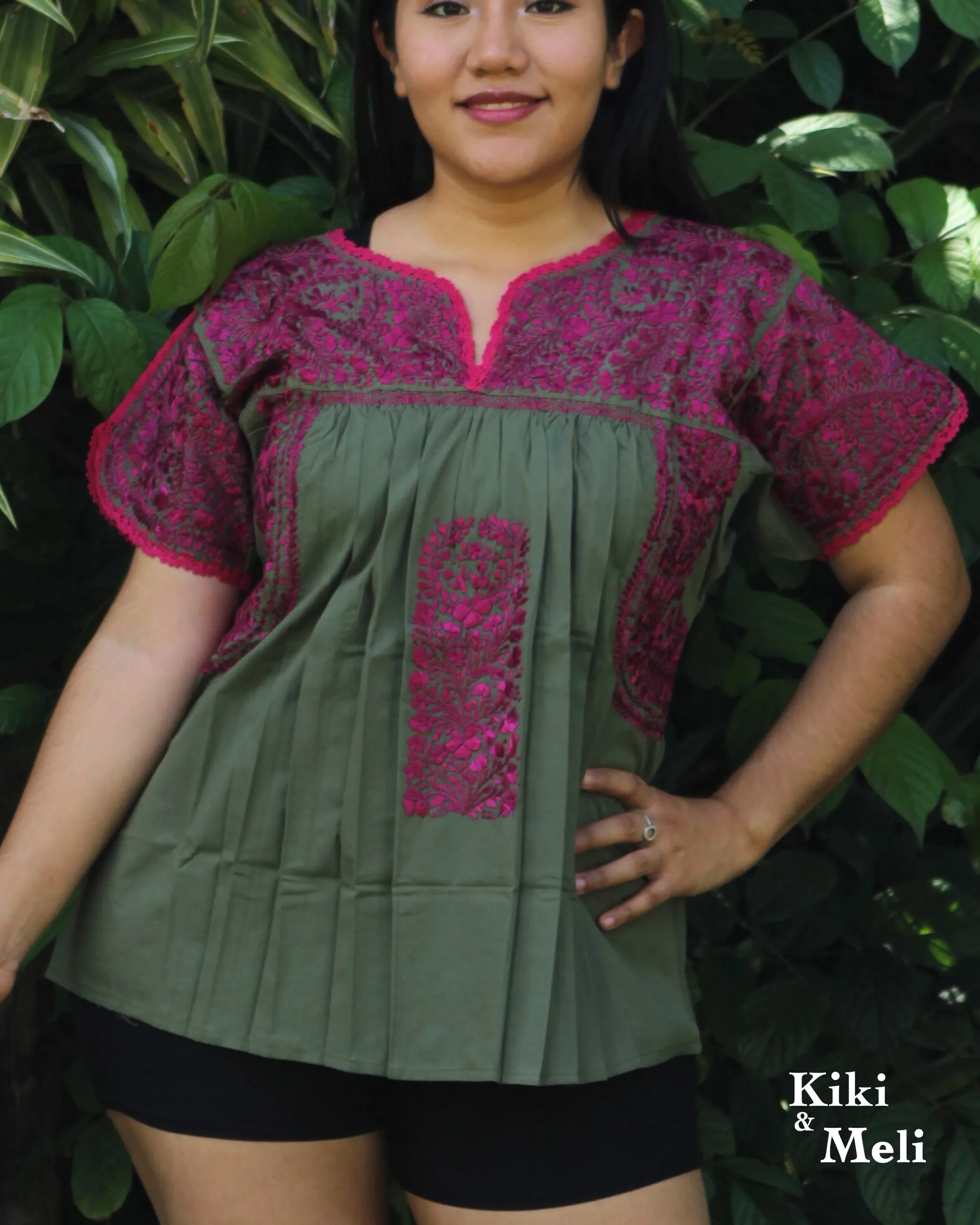 LS003-BLUSA-BORDADA-SANANTONINO (1) Blusa bordada San Antonino verde olivo con bordado magenta