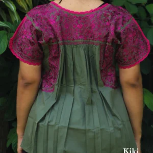 Blusa bordada San Antonino verde olivo con bordado magenta