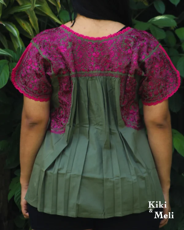 Blusa bordada San Antonino verde olivo con bordado magenta