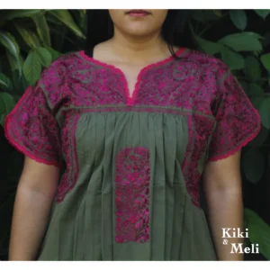 Blusa bordada San Antonino verde olivo con bordado magenta