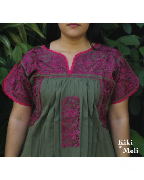 Blusa bordada San Antonino verde olivo con bordado magenta