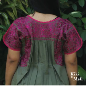 Blusa bordada San Antonino verde olivo con bordado magenta