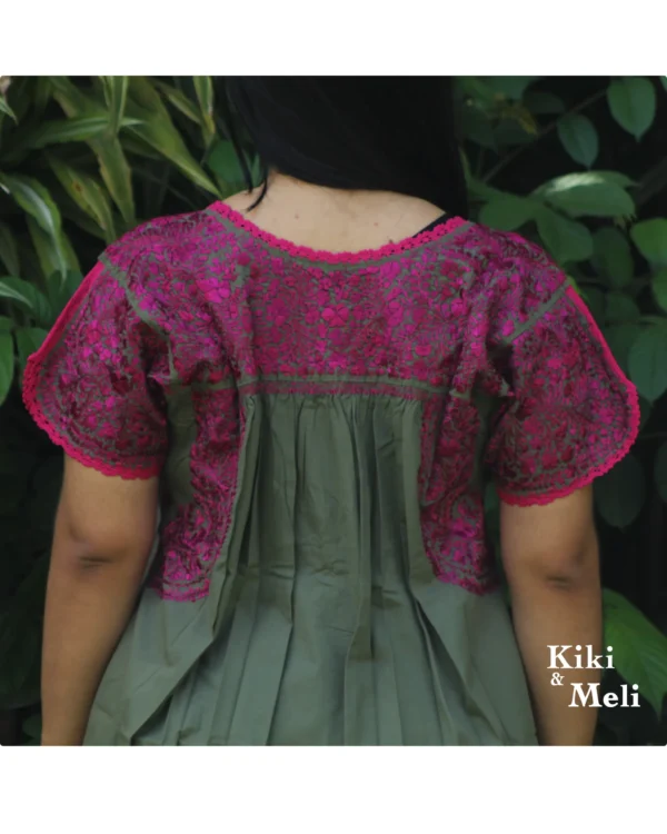 Blusa bordada San Antonino verde olivo con bordado magenta