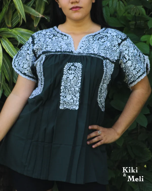 Blusa bordada San Antonino verde oscuro con bordado plateado