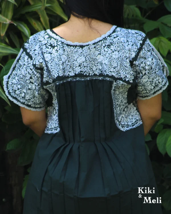 Blusa bordada San Antonino verde oscuro con bordado plateado