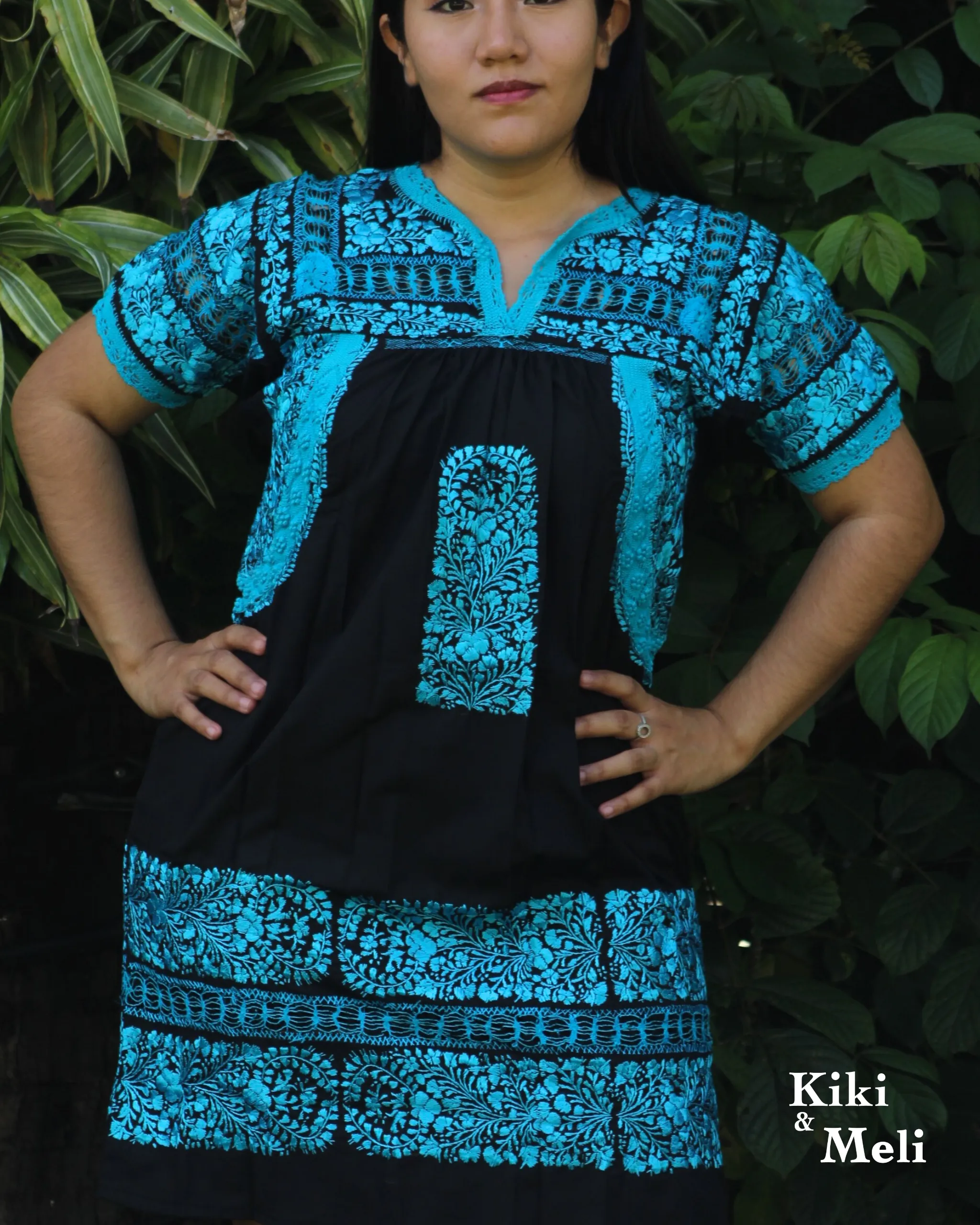 LS005-VESTIDO-BORDADO-SANANTONINO (1) Vestido corto San Antonino negro con bordado azul