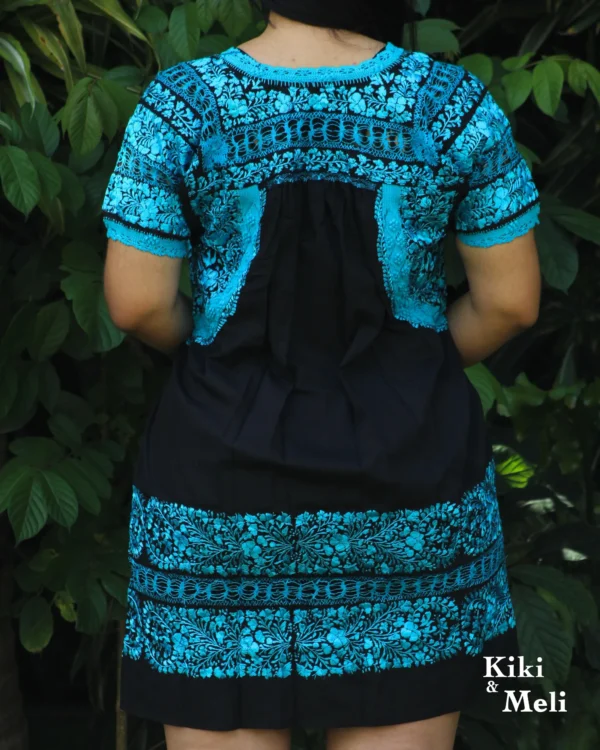 LS005-VESTIDO-BORDADO-SANANTONINO (2) Vestido corto San Antonino negro con bordado azul
