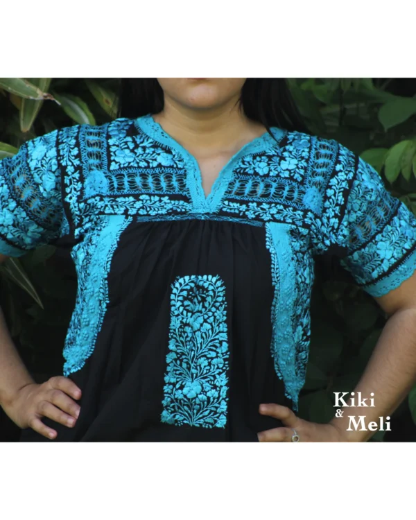 LS005-VESTIDO-BORDADO-SANANTONINO (3) Vestido corto San Antonino negro con bordado azul