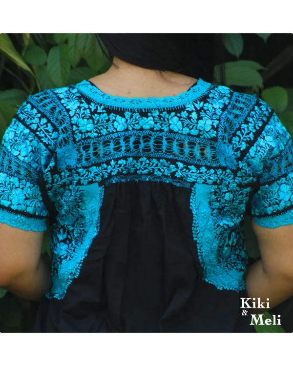 LS005-VESTIDO-BORDADO-SANANTONINO (4) Vestido corto San Antonino negro con bordado azul