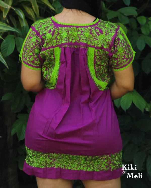 Vestido corto San Antonio violeta con bordado verde