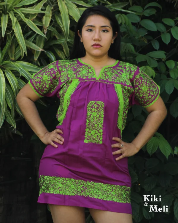 Vestido corto San Antonio violeta con bordado verde
