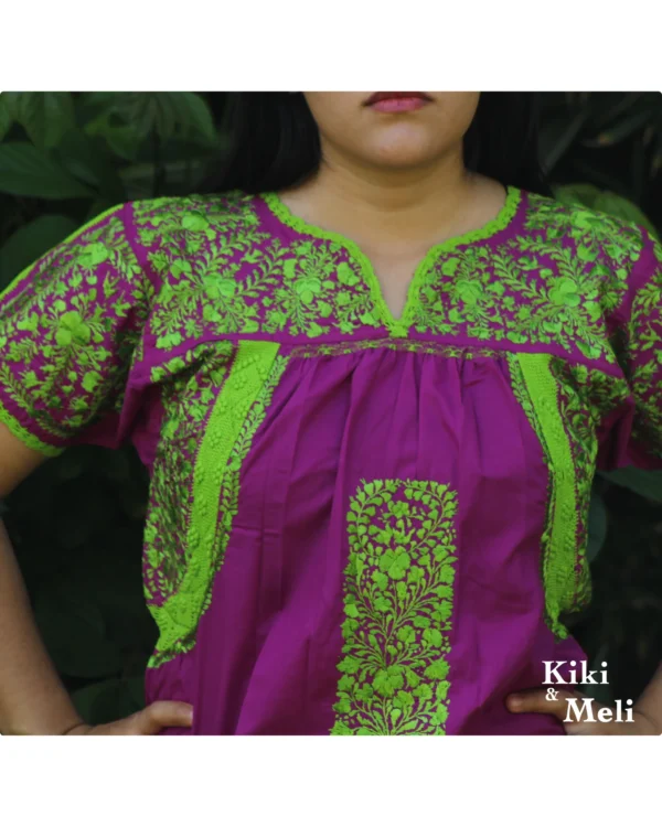 Vestido corto San Antonio violeta con bordado verde