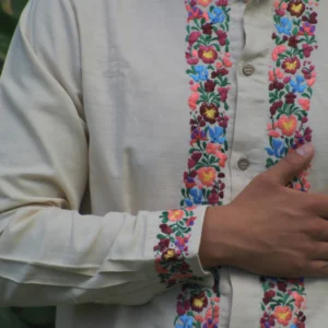 LS011-GUAYABERA-BORDADA-SANANTONINO (4) Guayabera de lino San Antonino beige con bordado multicolor