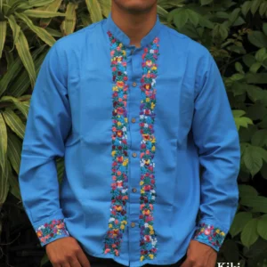 LS012-GUAYABERA-BORDADA-SANANTONINO (1) Guayabera de lino San Antonino azul con bordado multicolor