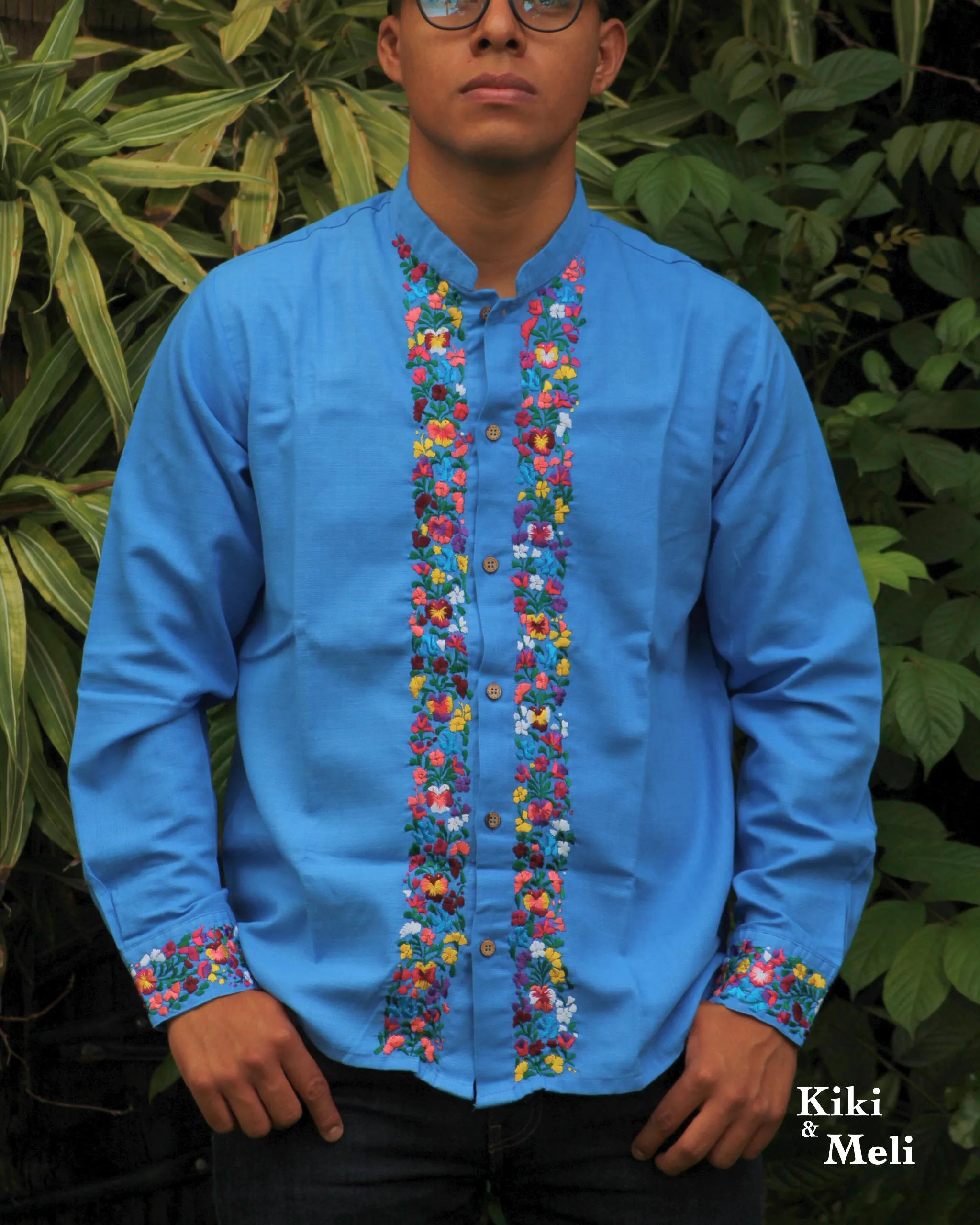 LS012-GUAYABERA-BORDADA-SANANTONINO (1) Guayabera de lino San Antonino azul con bordado multicolor