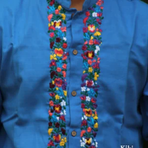 LS012-GUAYABERA-BORDADA-SANANTONINO (2) Guayabera de lino San Antonino azul con bordado multicolor