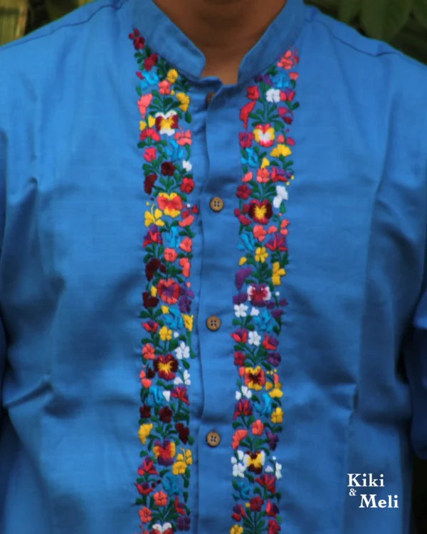 LS012-GUAYABERA-BORDADA-SANANTONINO (2) Guayabera de lino San Antonino azul con bordado multicolor