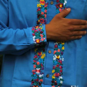 LS012-GUAYABERA-BORDADA-SANANTONINO (3) Guayabera de lino San Antonino azul con bordado multicolor