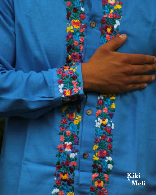 LS012-GUAYABERA-BORDADA-SANANTONINO (3) Guayabera de lino San Antonino azul con bordado multicolor