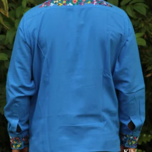 LS012-GUAYABERA-BORDADA-SANANTONINO (4) Guayabera de lino San Antonino azul con bordado multicolor
