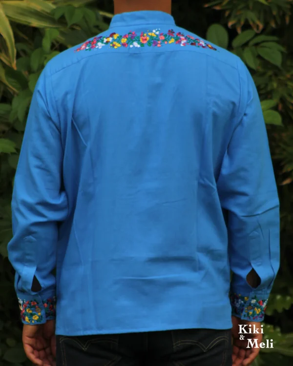 LS012-GUAYABERA-BORDADA-SANANTONINO (4) Guayabera de lino San Antonino azul con bordado multicolor