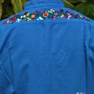 LS012-GUAYABERA-BORDADA-SANANTONINO (5) Guayabera de lino San Antonino azul con bordado multicolor