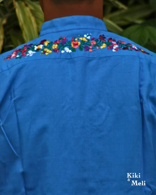 LS012-GUAYABERA-BORDADA-SANANTONINO (5) Guayabera de lino San Antonino azul con bordado multicolor