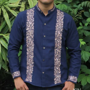 Guayabera de lino San Antonino, tela azul marino con bordado dorado