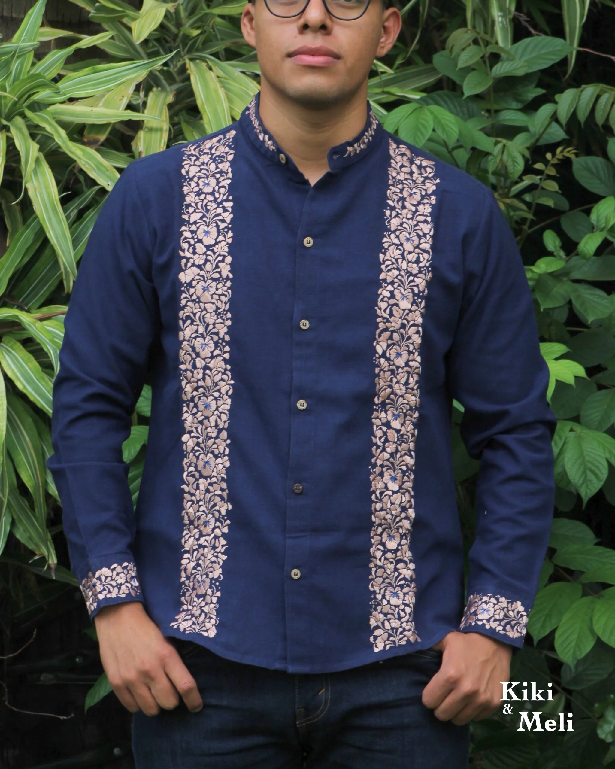 Guayabera de lino San Antonino, tela azul marino con bordado dorado