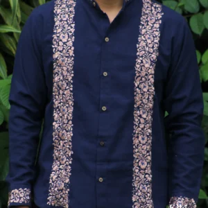 Guayabera de lino San Antonino, tela azul marino con bordado dorado