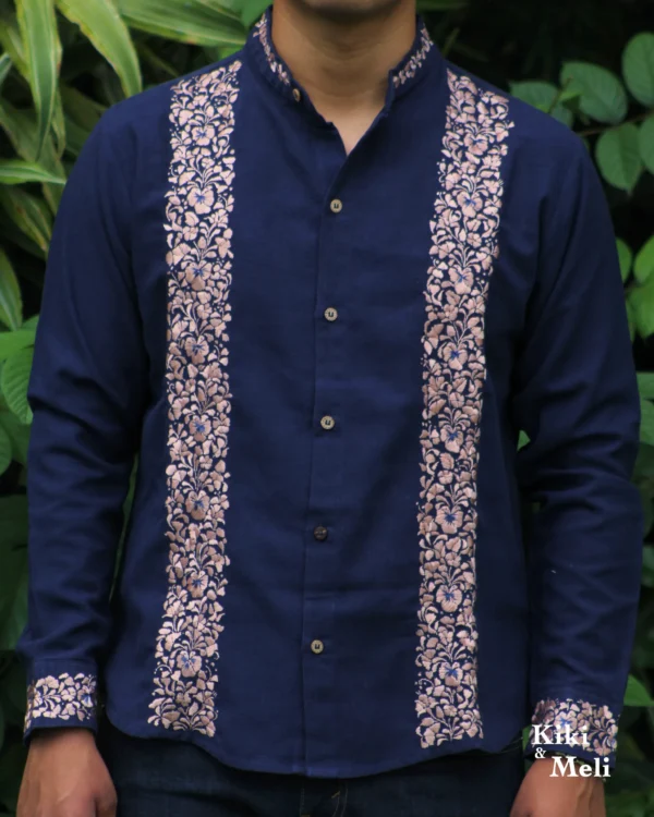 Guayabera de lino San Antonino, tela azul marino con bordado dorado