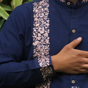 Guayabera de lino San Antonino, tela azul marino con bordado dorado