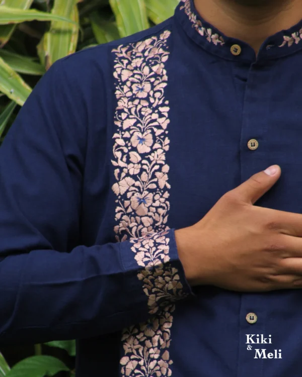 Guayabera de lino San Antonino, tela azul marino con bordado dorado