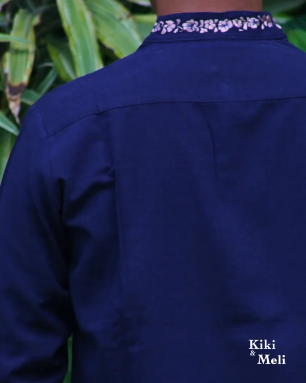 Guayabera de lino San Antonino, tela azul marino con bordado dorado