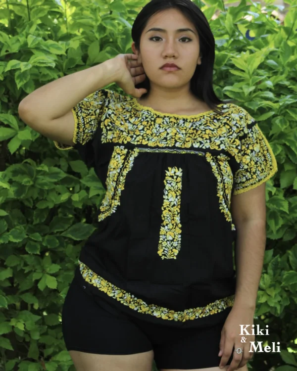 Blusa bordada San Antonino negra con bordado amarillo