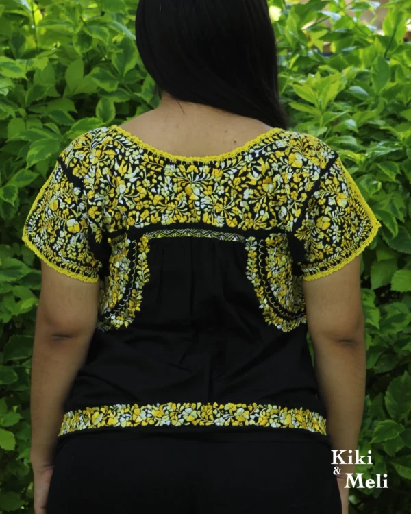 Blusa bordada San Antonino negra con bordado amarillo